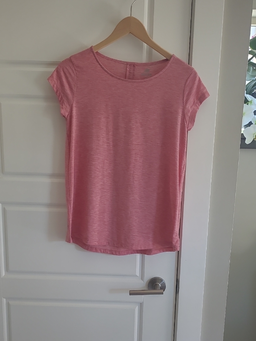Sherpa Ladies Tshirt. Size S